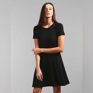 *NWOT* Gap Women’s Black Softspun Fit and Flare Short Sleeve Dress, Size Medium